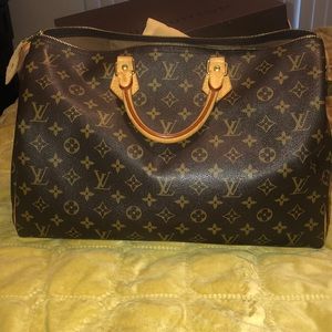 Louis Vuitton Speedy 40. 99% perfect condition.